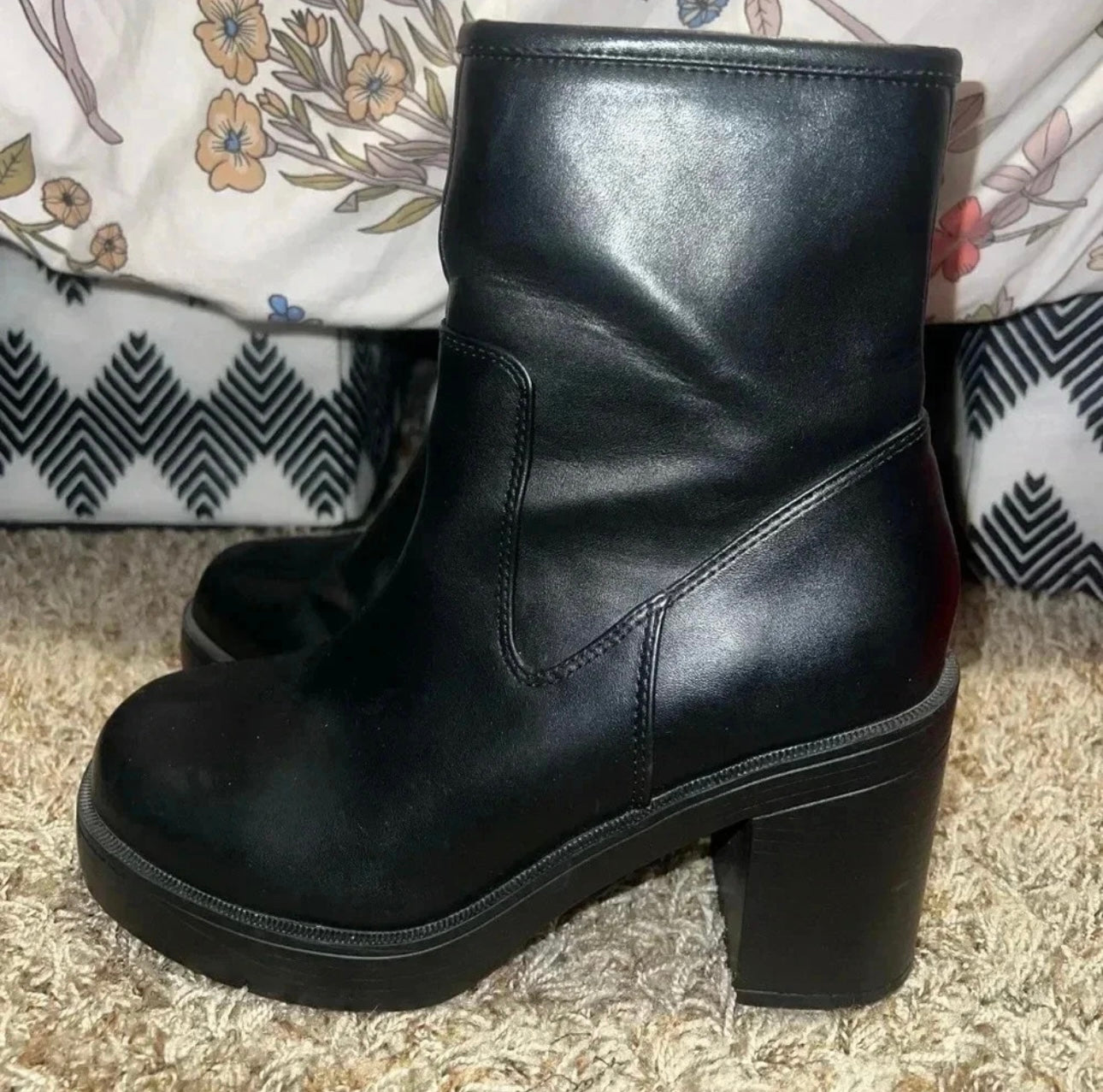 Urban Outfitters Beau Square
Toe Heeled Black Boot